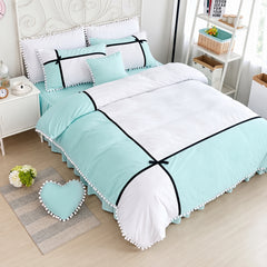 Cotton duvet cover set with pompoms
