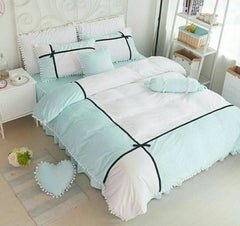 Cotton duvet cover set with pompoms